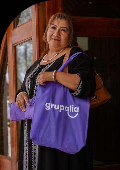 Woman holding Grupalia branded bag