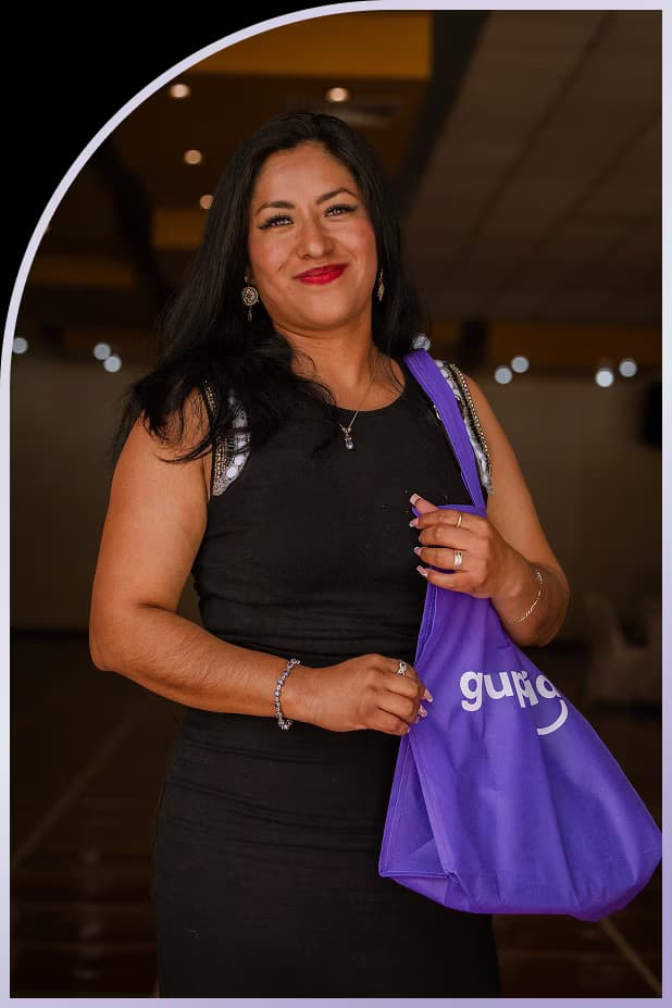 Woman holding Grupalia branded bag